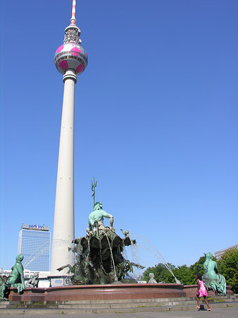 Foto Fernsehturm mit Neptunbrunnen - Berlin