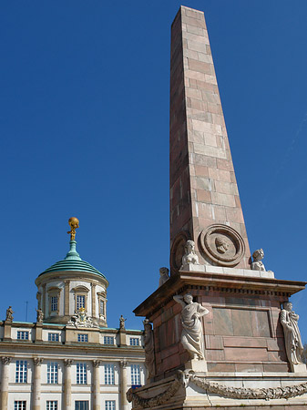 Rathaus und Obelisk Foto 