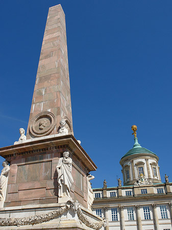 Fotos Rathaus und Obelisk | Potsdam