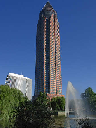 Messeturm mit Ludwig-Erhard-Anlage Foto 