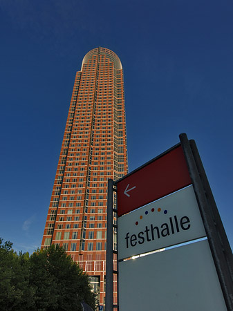 Messeturm mit Festhallenschild Foto 