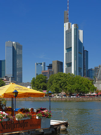 Skyline von Frankfurt mit Schöfferhofer Weizen Foto 