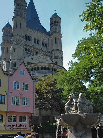 Brunnen der Fischweiber auf Fischmarkt