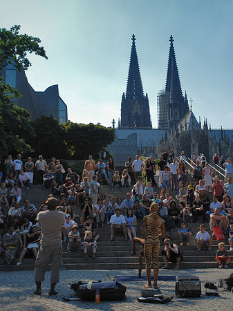 Touristen auf dem Weg zum Kölner Dom Fotos