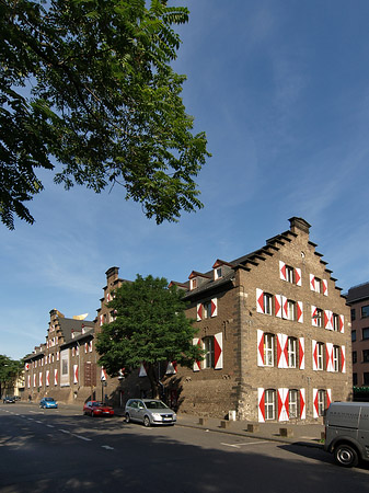 Foto Kölnisches Stadtmuseum mit Straße
