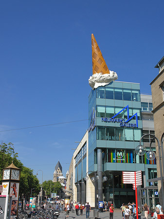 Foto Neumarkt Galerie mit Straße