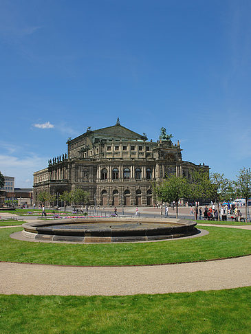 Semperoper mit Springbrunnen