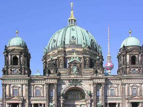 Berliner Dom mit Fernsehturm Foto 