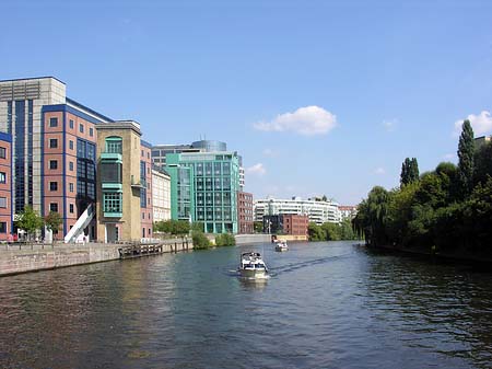 Gebäude an der Spree Foto 