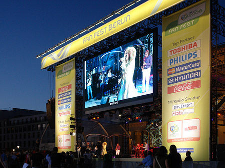 Fanfest bei Nacht