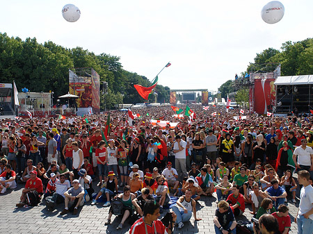 Fotos Fans am Brandenburger Tor
