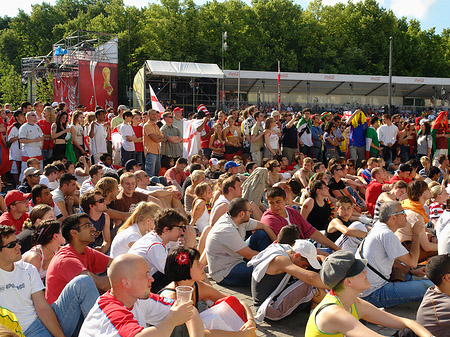 Foto Fans am Brandenburger Tor