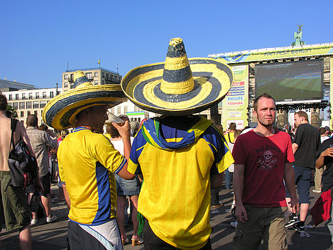 Fans am Brandenburger Tor Fotos