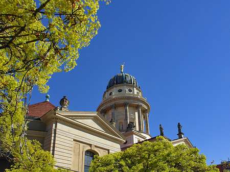 Foto Französischer Dom mit Bäumen