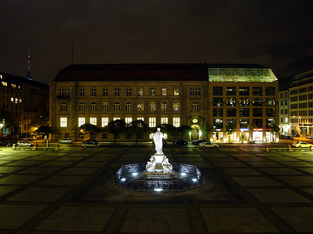 Schiller Statue auf dem Gendarmenmarkt Foto 