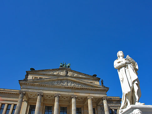 Schillerdenkmal mit Konzerthaus Fotos