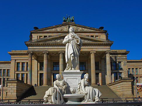 Foto Schillerdenkmal mit Konzerthaus - Berlin