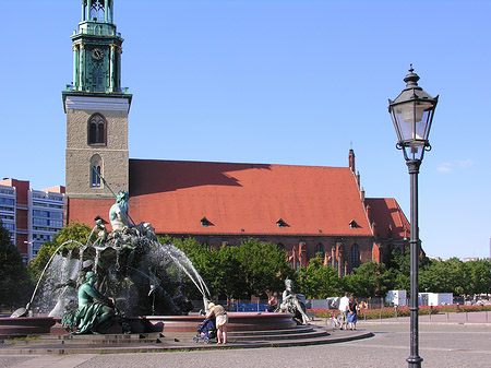 Fotos Neptunbrunnen mit Marienkirche