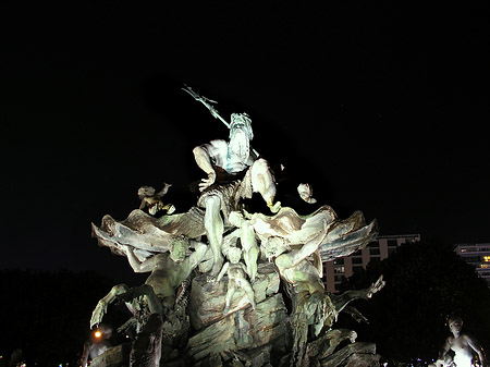 Neptunbrunnen bei Nacht Foto 