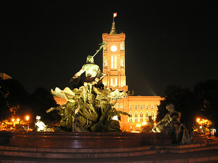 Fotos Rotes Rathaus bei Nacht | Berlin