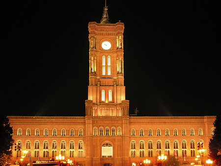 Rotes Rathaus bei Nacht