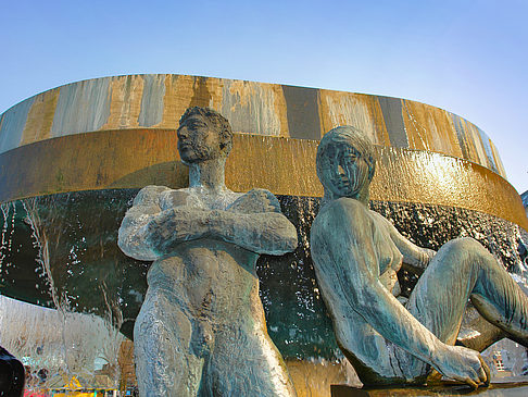 Figuren am Brunnen Fotos