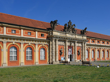 Foto Filmmuseum mit Wiese