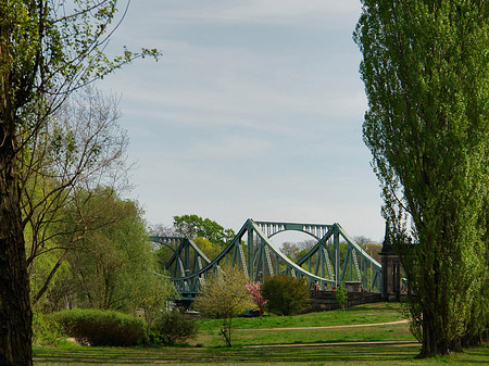 Brücke mit Ufer Fotos