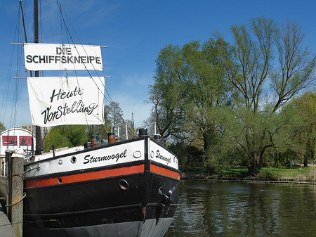 Schiff mit Ufer Fotos