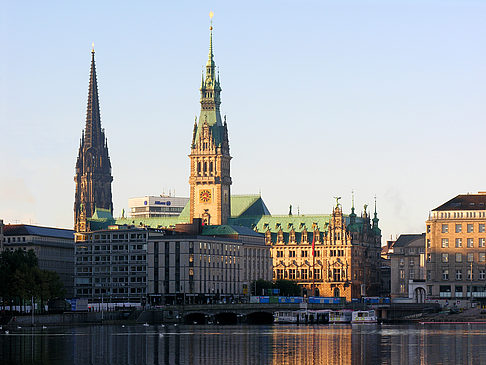 Rathaus von der Binnenalster