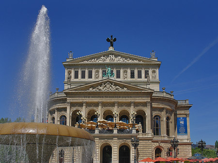 Alte Oper mit Brunnen