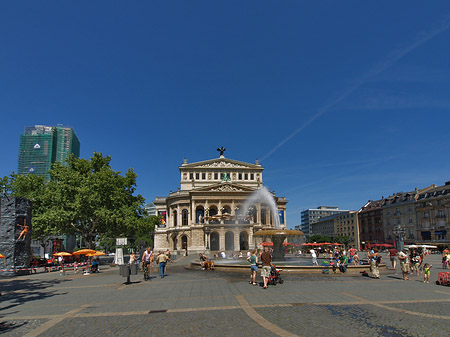 Alte Oper mit Häusern Foto 