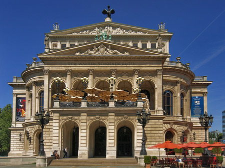 Alte Oper mit Schirmen