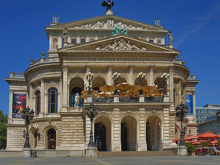 Alte Oper mit Schirmen Foto 