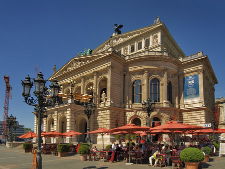 Foto Alte Oper mit Schirmen