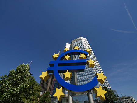 Eurozeichen mit Eurotower Foto 