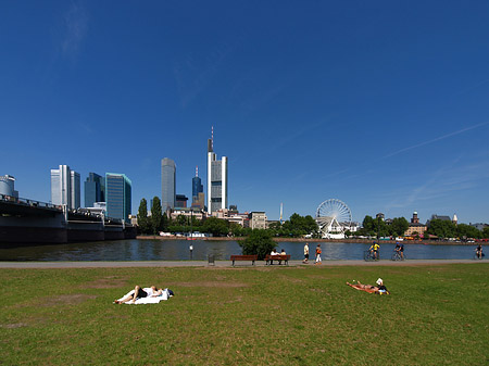 Skyline von Frankfurt mit Sachsenhausener Ufer