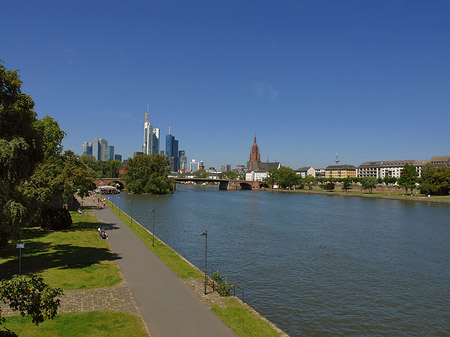 Fotos Skyline von Frankfurt mit Ufer | Frankfurt am Main