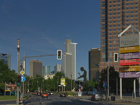 Messeturm auf der Theodor-Heuss-Allee Foto 