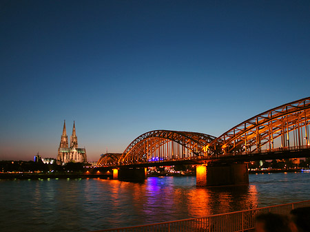 Fotos Kölner Dom hinter der Hohenzollernbrücke