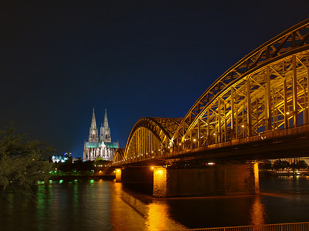 Fotos Kölner Dom hinter der Hohenzollernbrücke