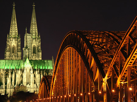 Kölner Dom hinter der Hohenzollernbrücke Fotos