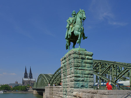 Foto Reiterstatue vor dem Kölner Dom