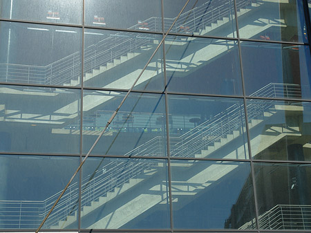 Glasfassade der Kölnarena Fotos