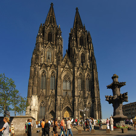 Touristen tummeln sich vor Kölner Dom