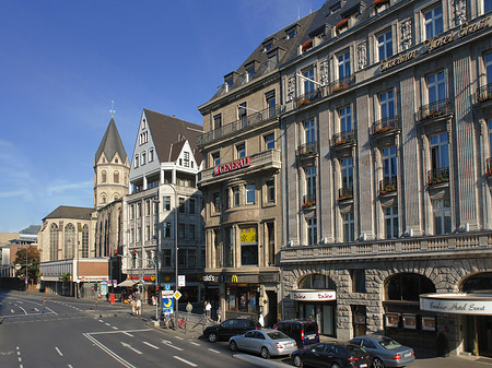Foto St Andreas mit Komödienstraße und Häusern - Köln