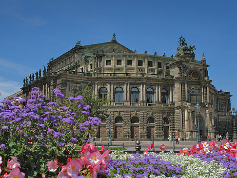 Semperoper mit Blumen Fotos