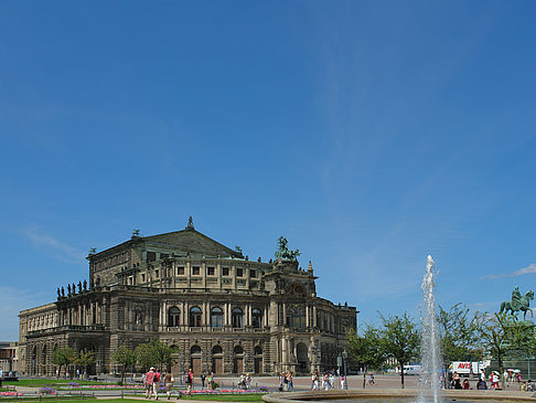 Fotos Semperoper mit Springbrunnen