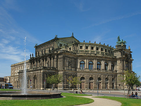 Foto Semperoper mit Springbrunnen