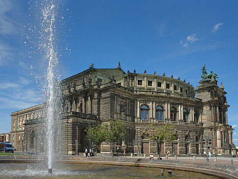 Semperoper mit Springbrunnen Fotos